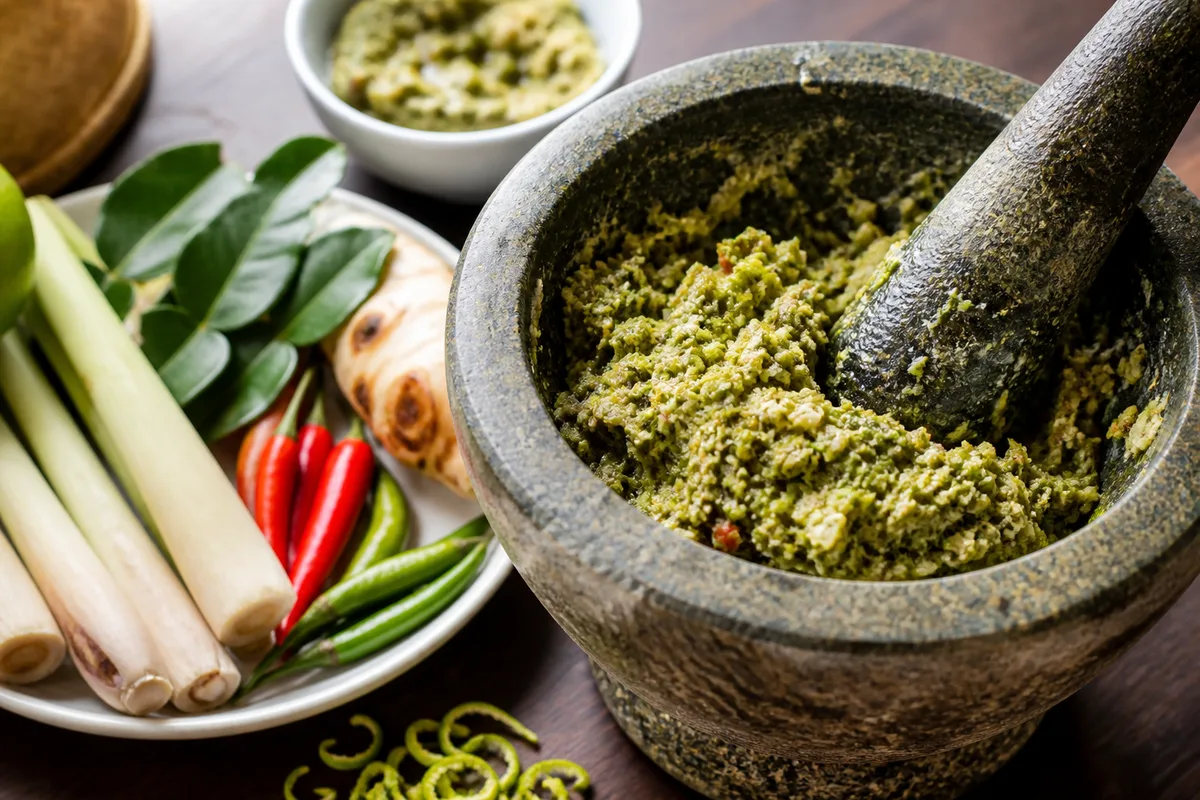 Pâte de curry vert écrasée au mortier avec citronnelle, piments frais et zeste de combava